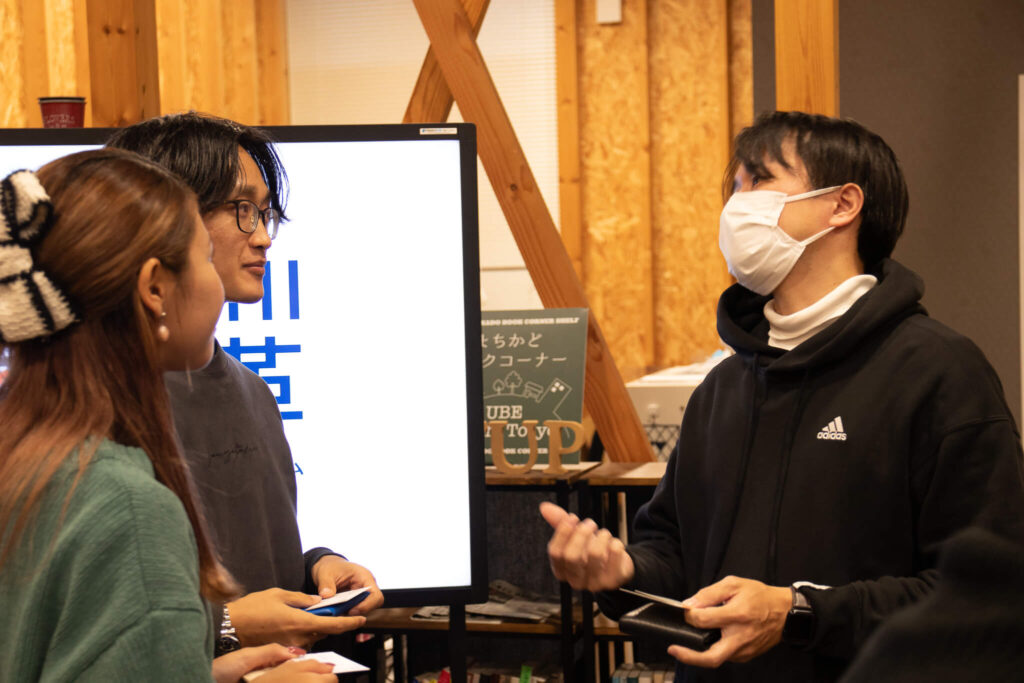 発表後の歓談。見学者ともコミュニケーションを取っています