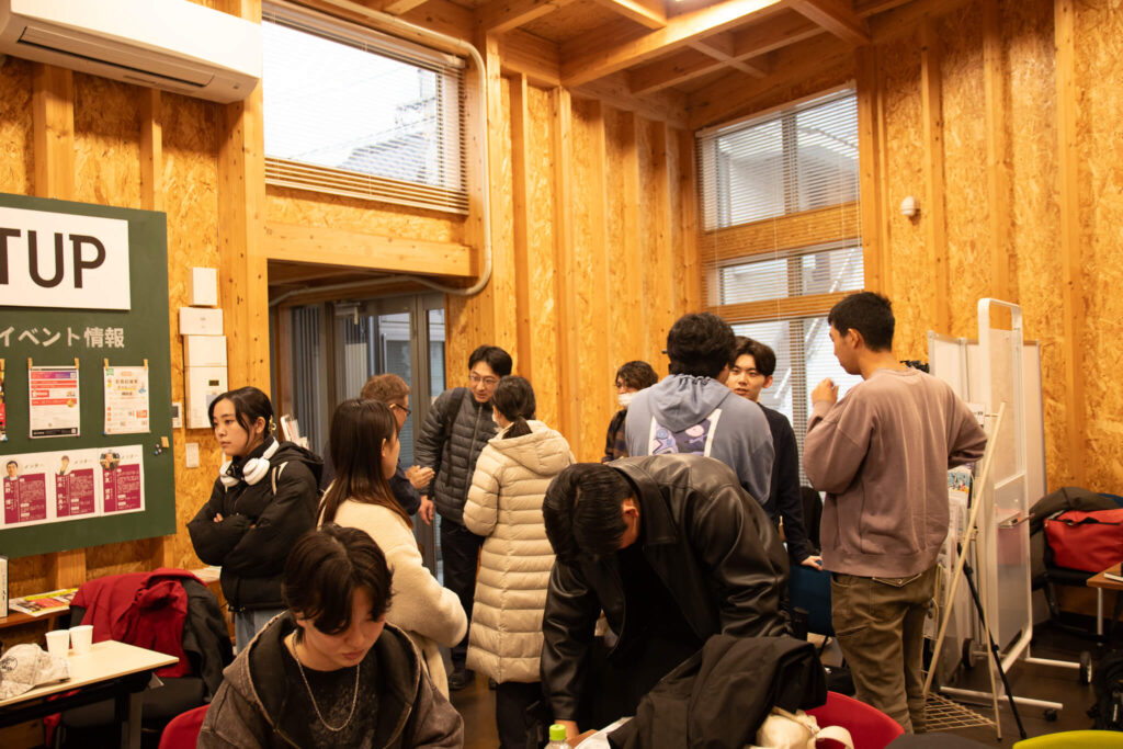 発表後の歓談の様子